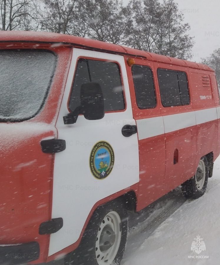 Спасатели МЧС России приняли участие в ликвидации ДТП в селе Погореловка Корочанского района